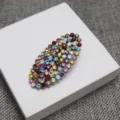 Gros plan détaillé de la pince à cheveux ovale en strass colorés, cristaux étincoyants élégants. - Style B