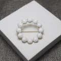 Broche cercle de perles en email blanc epingle elegante boucle d'echarpe minimaliste - Blanc