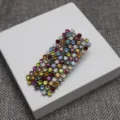 Vue détaillée d'une superbe pince à cheveux bec de canard en strass cristal multicolore. - Style A
