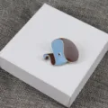 Vue détaillée d'une jolie broche émaillée en forme de chien abstrait pour les vêtements. - Style B (Bleu Brun)