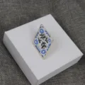 Détail de broche en émail losange, motif floral élégant, bordure dorée, belle finition, accessoire raffiné pour vêtement. - Style 2