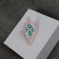 Exquise broche émaillée en forme de losange avec motifs floraux charmants et bordure en métal. - Style 1