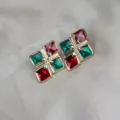 Gros plan détaillé de boucles d'oreilles géométriques carrées avec émail rouge et vert style. - Rouge et Vert