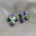 Boucles d'oreilles carrées émaillées vintage avec pierres bleues et vertes, détail. - Bleu sarcelle