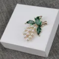 Broche vintage raisin perle émail vert plante épingle vêtements accessoires détail - Vert