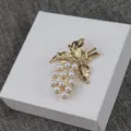 Détail de broche grappe de raisin dorée vintage avec perles blanches et feuilles. - Or