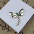 Broche libellule vintage de couleur dorée avec accent de pierre verte, accessoire élégant. - Vert