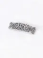 Gros plan detail de barrette cheveux en alliage argente vintage avec motif grave elegant. - Argent Antique