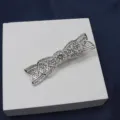 Gros plan détaillé de la pince à cheveux nœud vintage argentée avec strass scintillants. - Style B (Nœud)