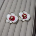 Boucles d'oreilles orchidee emaillee vintage avec perles et bord dore, bijoux floraux elegants. - Boucles d'oreilles clous