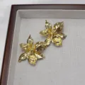 Broche et boucles d'oreilles florales en métal doré, détail de bijoux chic minimaliste. - Boucles d'oreilles à clip