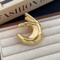 Broche geste de main en métal doré accessoire chic minimaliste pour pull mode bijou. - Or