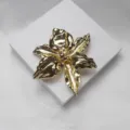 Broche pendentif fleur d'iris métallique dorée, bijou de déclaration élégant pour femmes et soirées. - Broche