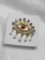 Broche œil surréaliste exquise détaillée avec des strass et des perles suspendues. - Lettre A
