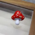 Spilla a fungo in smalto rosso vintage con pois dorati e cuore gioiello da colletto. - Predefinito