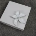 Detail de broche fleur email blanc, elegante accessoire de vetement floral pour femmes chic. - Blanc