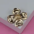 Broche fleurie métallique dorée vintage à quatre pétales, accessoire de bijoux texturé chic. - Or