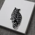 Exquise broche épingle émaillée hibou noir et blanc, accessoire élégant pour vêtement. - Hibou / chouette