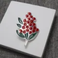 Broche émaillée baies rouges et feuilles vertes, élégante épingle en métal pour femmes. - Fruits de plantes