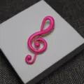 Broche clé de sol en émail rose vue de détail, élégante épingle note de musique pour vêtement. - Rose