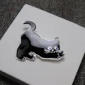Spilla smaltata gatto nero, bordo argento con occhi blu, raffinato dettaglio accessorio. - gatto nero
