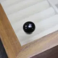 Détail de la broche aimantée en agate noire de 14mm, surface lisse et fermoir sécurisé. - Agate noire