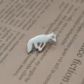 Détail de broche émaillée renard blanc mignon, alliage métallique pour sacs et chapeaux. - Blanc