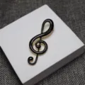 Broche émail note de musique gros plan, épingle revers clé de sol noir et or accessoire. - Noir & Or