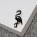 Broche émaillée flamand rose noir joli pin's métallique vêtements accessoire détail. - Noir