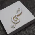 Élégante broche note de musique clé de sol blanche avec bordure dorée pour les vêtements. - Blanc