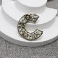 Broche épingle perle strass lettre C vintage, accessoire de bijoux de mode élégant en bronze antique. - Lettre A