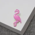 Vue rapprochée et détaillée de la jolie broche émaillée flamant rose aux finitions soignées. - Rose