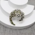 Broche épingle croissant de lune fleur strass perle vintage vue détaillée, accessoire doré. - Lettre B