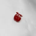 Détail de broche en émail pomme rouge, jolie épingle de revers métal, accessoire de sac. - Pomme Rouge