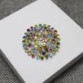 Gros plan détaillé de la broche en strass multicolores scintillants et cristaux brillants. - Rond