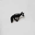 Broche émaillée noire en forme de cheval au galop, vue détaillée pour vêtements, sacs et chapeaux chic. - Noir