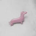 Broche épingle chien teckel en émail rose pour accessoires de vêtements et de sacs. - Rose