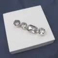 Élégante barrette à cheveux en strass avec des cristaux étincelants ronds et rectangulaires. - Blanc
