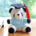 Simpatico panda di peluche con cappello da laurea e maglione blu per la festa di fine anno. - Ciondolo Panda Cappello da Dottore / Maglione Azzurro