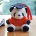 Primo piano dettagliato di un simpatico peluche panda di laurea con berretto e maglione. - Ciondolo Panda Cappello da Dottore / Maglione Arancione