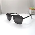 Vue détaillée de lunettes de soleil polarisées noires avec monture en métal et verres sombres. - Monture Noire Verres Noir Gris