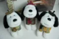 Primo piano dettagliato di simpatici cuccioli di peluche con eleganti berretti e abiti a quadri. - Vintage Retro