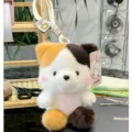 Joli peluche ours tricolore avec sangle de suspension et étiquette lapin pour bureau. - Chat calico