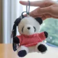 Simpatico portachiavi panda in peluche con maglione lavorato a maglia rosa, ciondolo. - Ciondolo Panda / Maglione Rosa