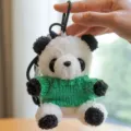 Delizioso portachiavi panda in peluche con maglione lavorato a maglia verde, primo piano. - Ciondolo Panda / Maglione Verde
