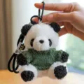 Portachiavi panda in peluche con maglione verde simpatico ciondolo per zaino borsa - Ciondolo Panda / Maglione Verde Scuro