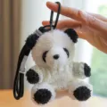 Primo piano del portachiavi panda in morbido peluche, maglione lavorato a maglia, ciondolo borsa. - Ciondolo Panda / Maglione Bianco