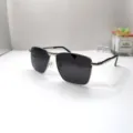 Vue detaillee de lunettes de soleil polarisees noires avec monture en metal elegante. - Monture Argentée Verre Gris