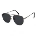 Vista detallada de gafas de sol para hombre con montura metálica y lentes polarizadas oscuras. - Montura Gris Gunmetal Lentes Gris Negro