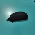 Etui a lunettes rigide noir durable dote d une fermeture eclair securisee et d un crochet pratique. - Étui à fermeture éclair